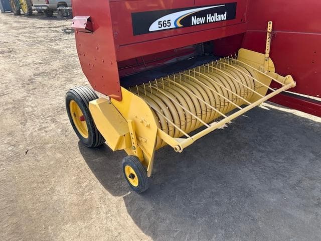 Image of New Holland 565 equipment image 4