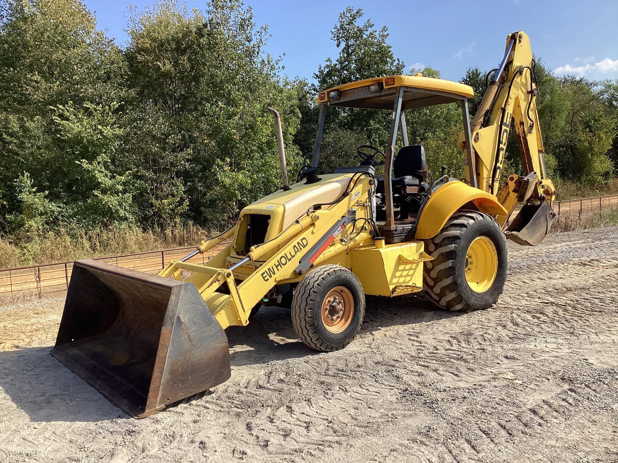 2000 New Holland 655E Equipment Image0