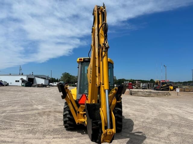 Image of New Holland 675E equipment image 4