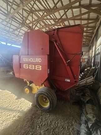 Image of New Holland 688 equipment image 3