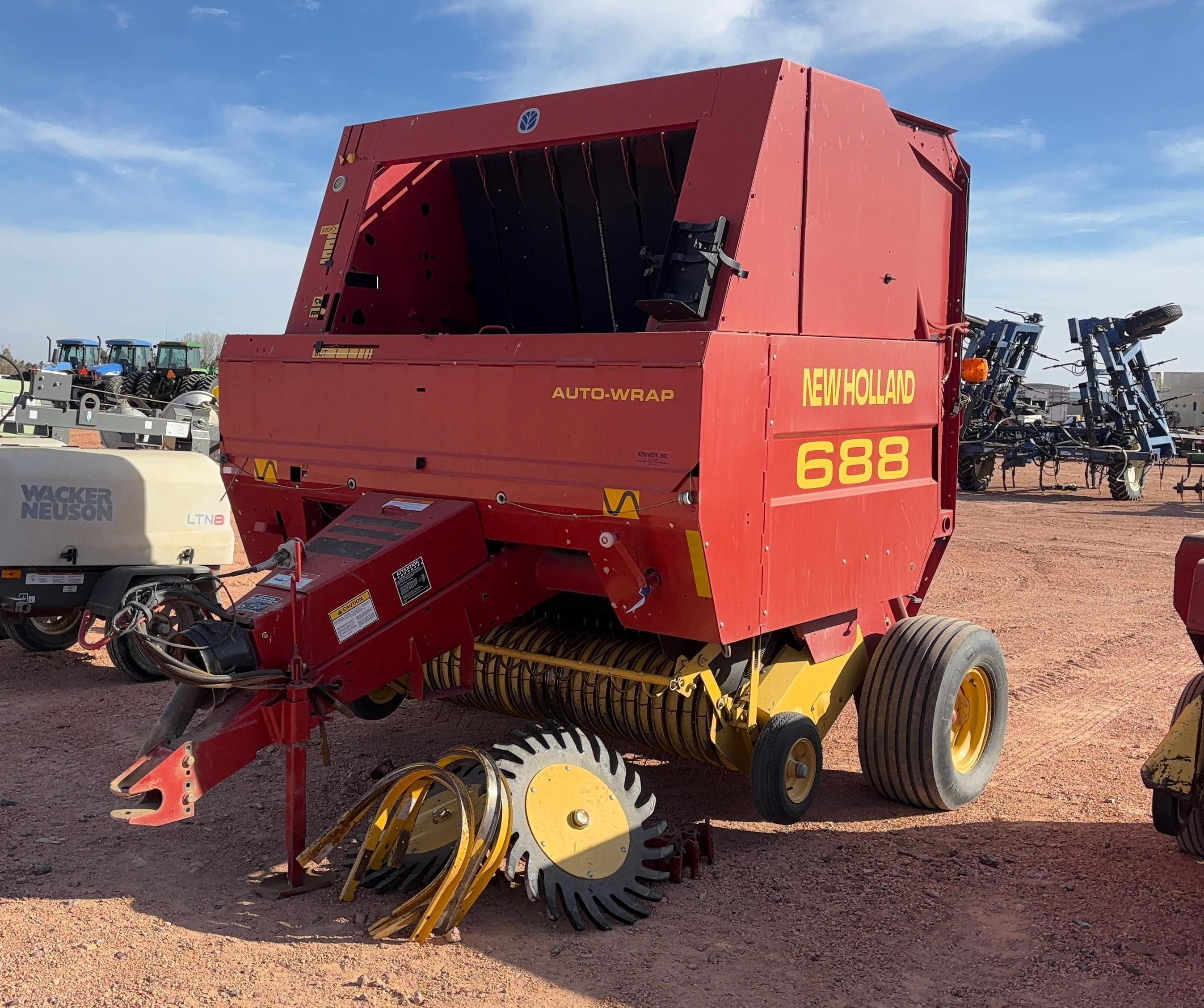 2000 New Holland 688 Equipment Image0