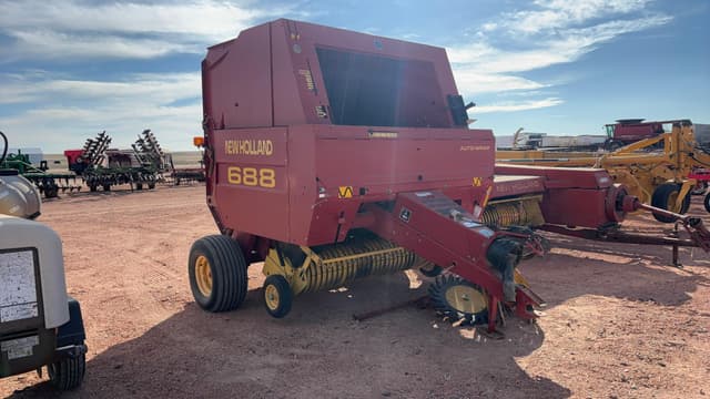 Image of New Holland 688 equipment image 4