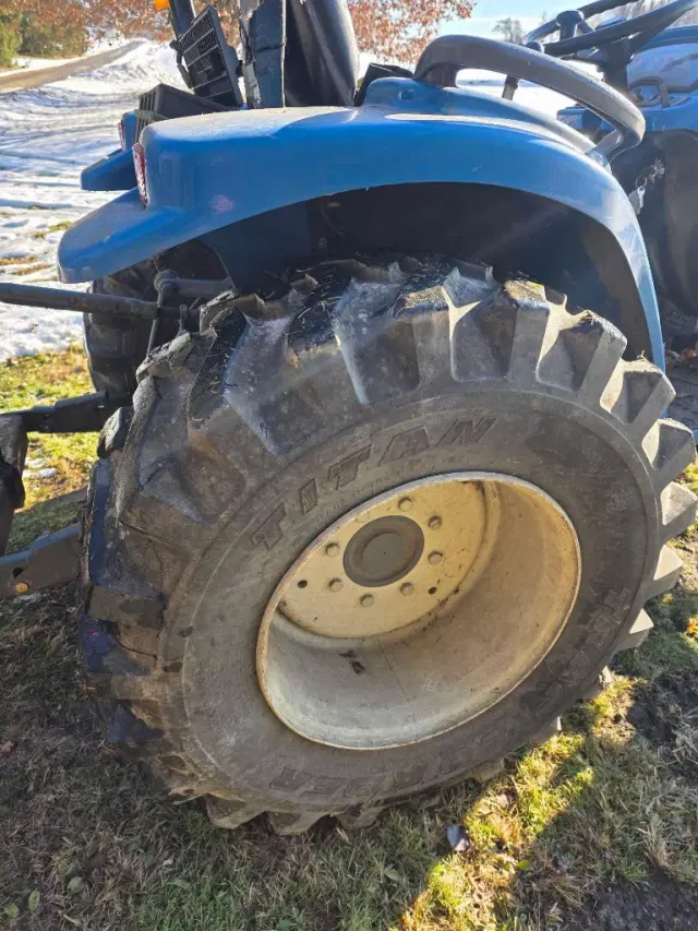 Image of New Holland TC25D equipment image 4