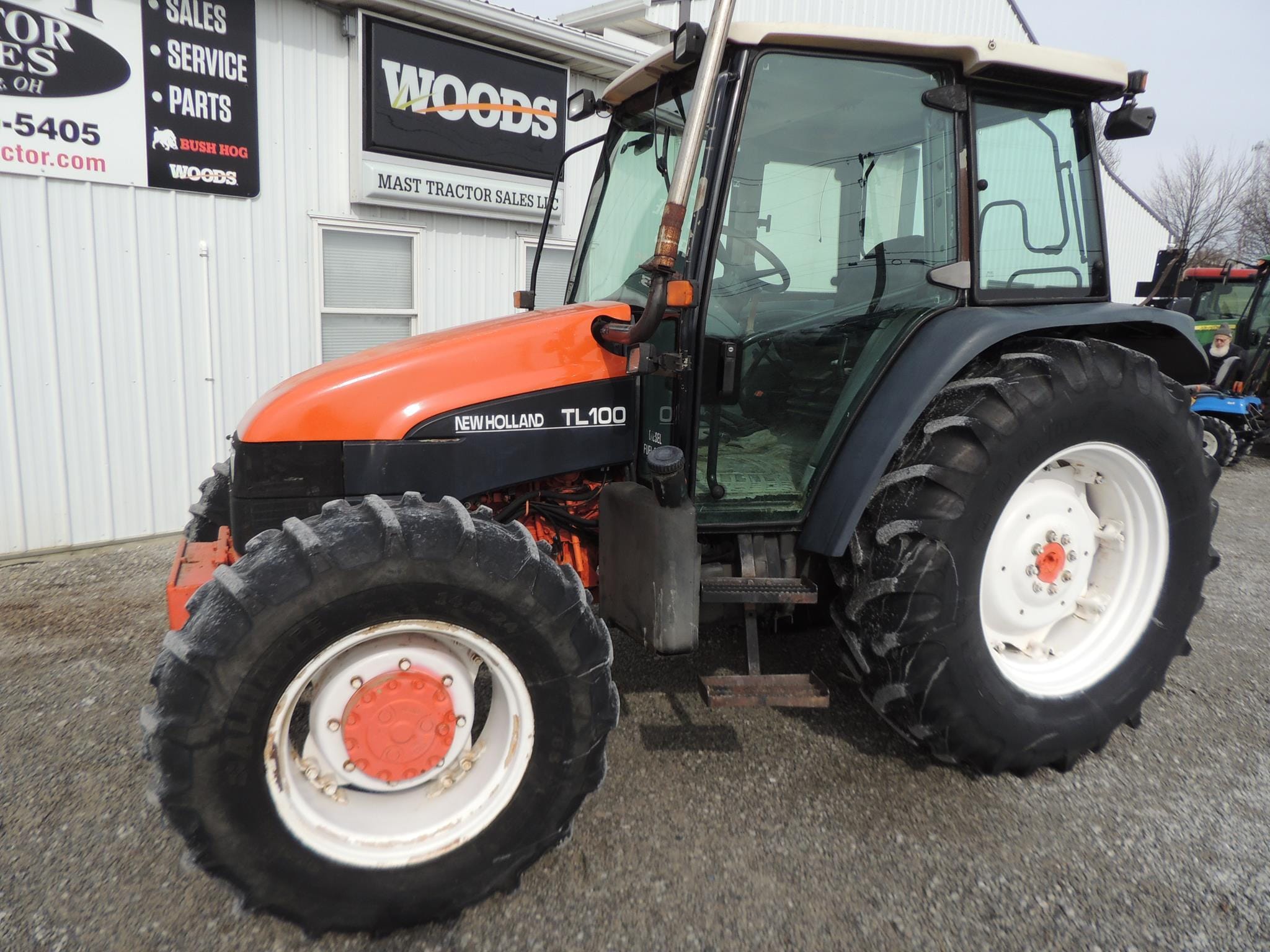 2000 New Holland TL100 Equipment Image0