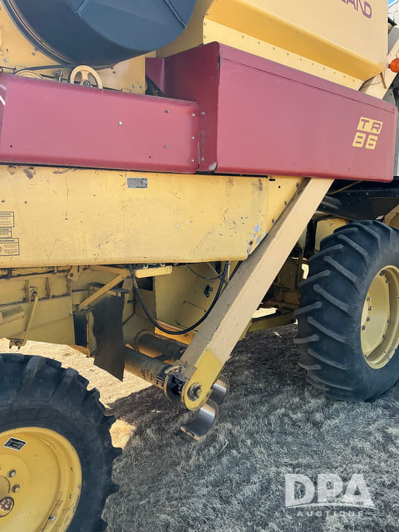 Image of New Holland TR86 equipment image 3
