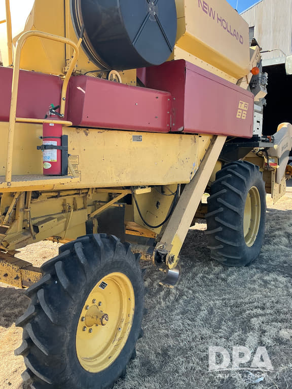 Image of New Holland TR86 equipment image 2