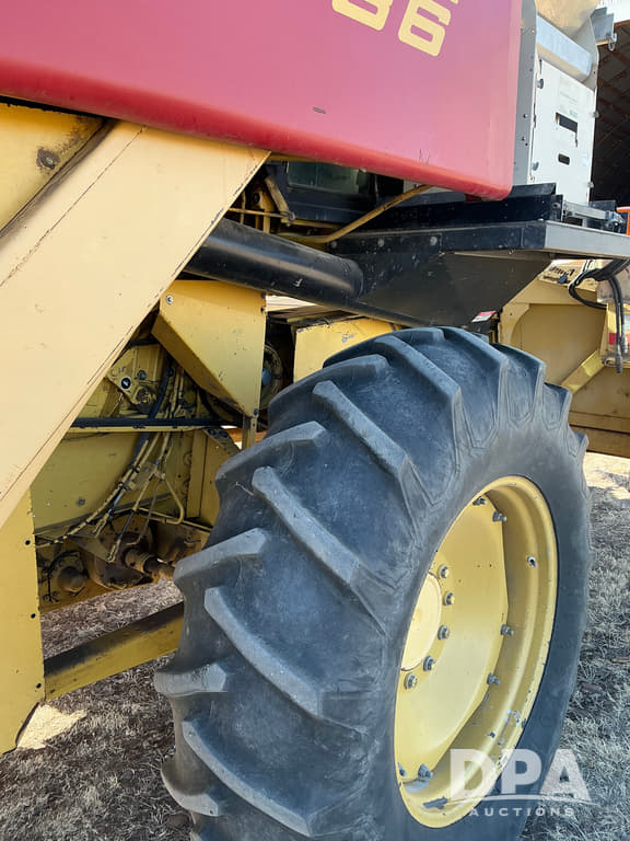 Image of New Holland TR86 equipment image 4