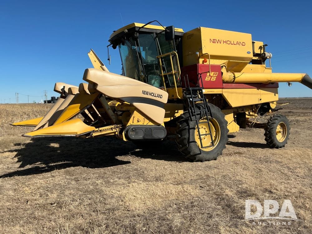 2000 New Holland TR86 Equipment Image0