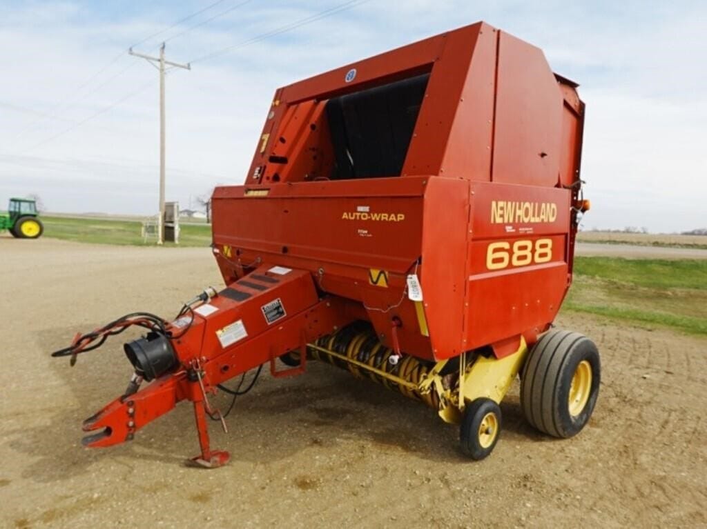 2000 New Holland 688 Equipment Image0