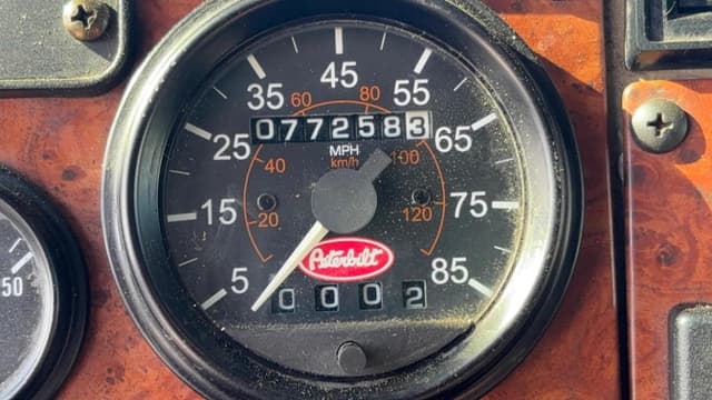 Image of Peterbilt 330 equipment image 3