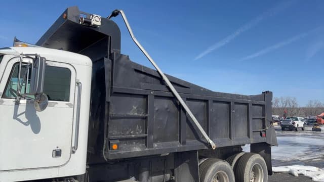 Image of Peterbilt 330 equipment image 4