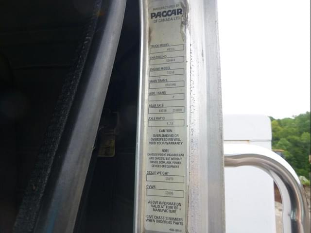 Image of Peterbilt 330 equipment image 4