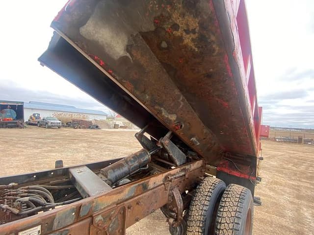 Image of Peterbilt 330 equipment image 2