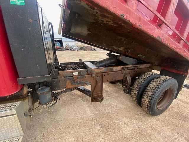 Image of Peterbilt 330 equipment image 1