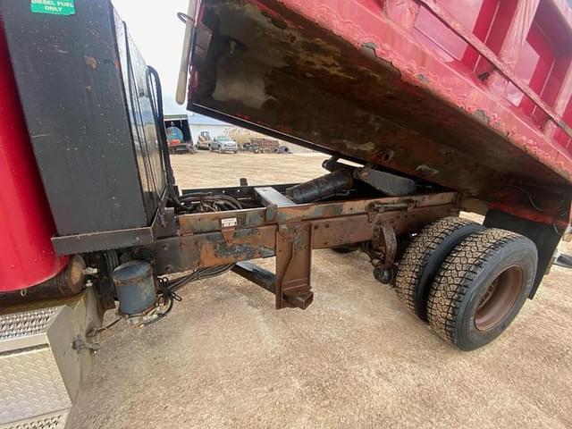 Image of Peterbilt 330 equipment image 1