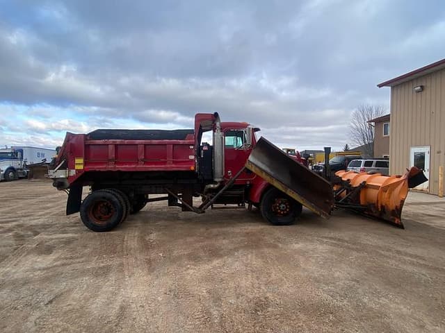 Image of Peterbilt 330 equipment image 4