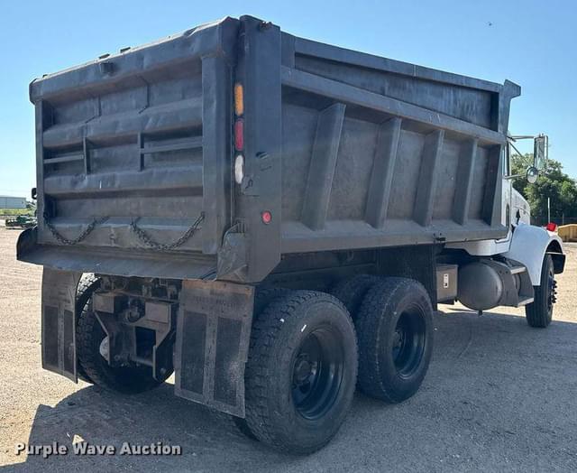 Image of Peterbilt 330 equipment image 4