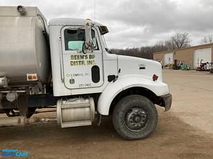 Main image Peterbilt 330 49