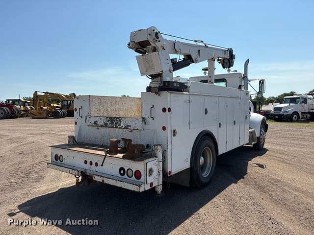 Image of Peterbilt 330 equipment image 4