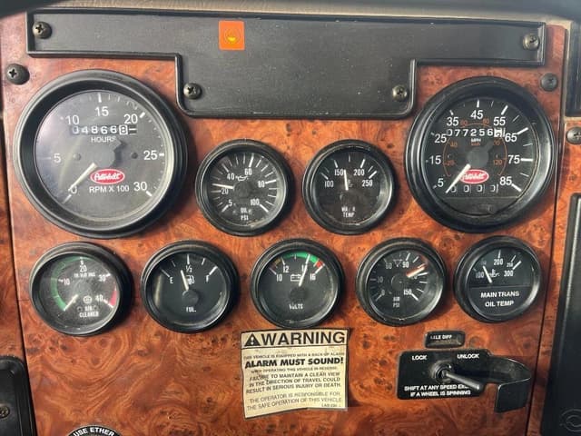 Image of Peterbilt 330 equipment image 2