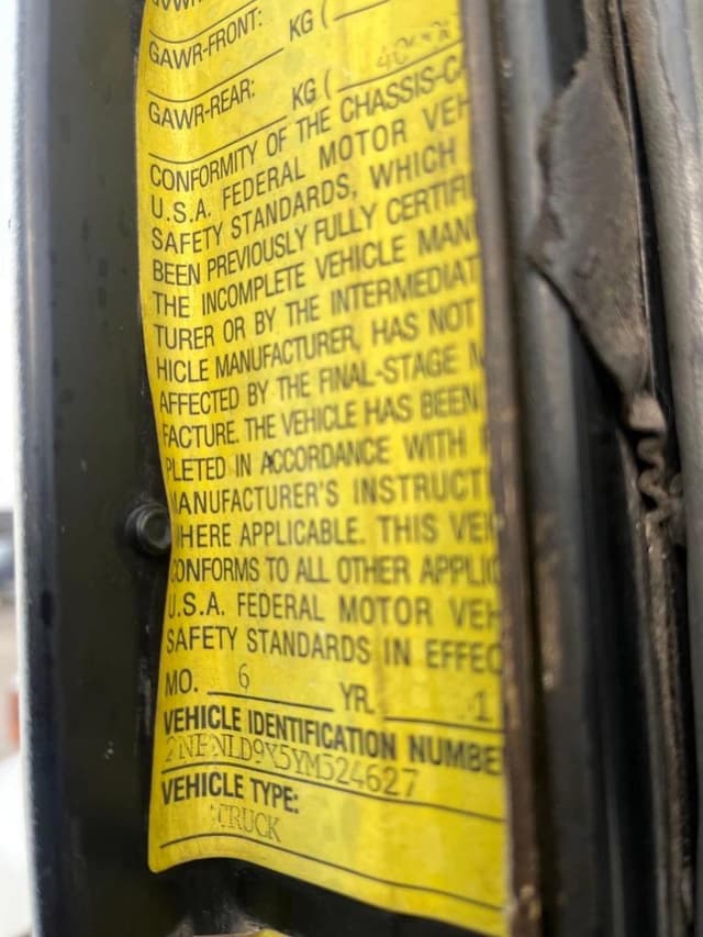 Image of Peterbilt 330 equipment image 3