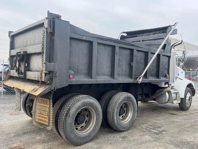 Image of Peterbilt 330 equipment image 4