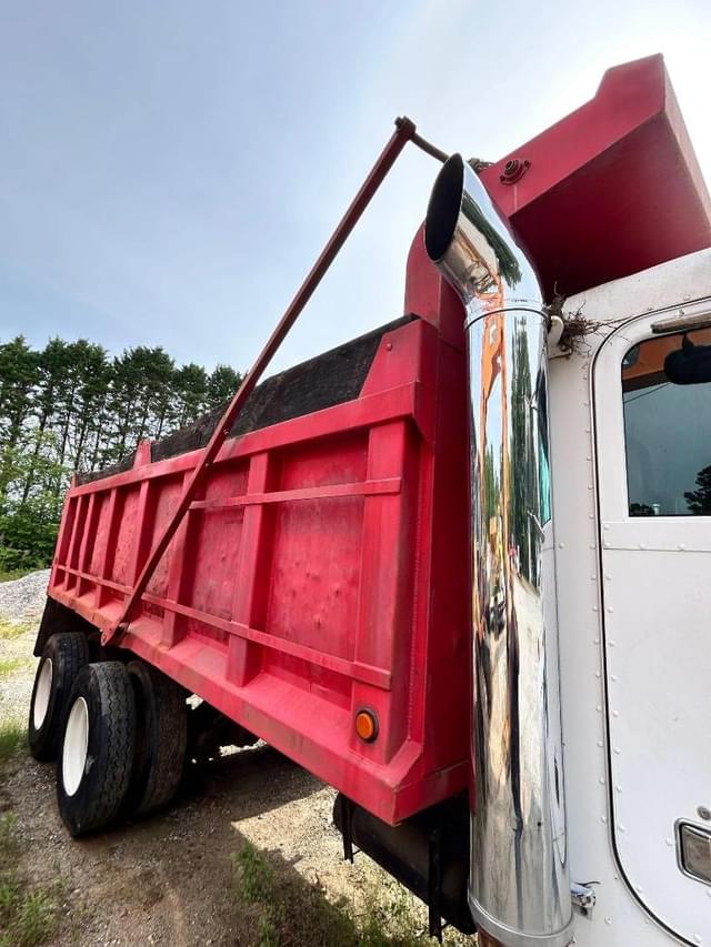 Image of Peterbilt 330 equipment image 4