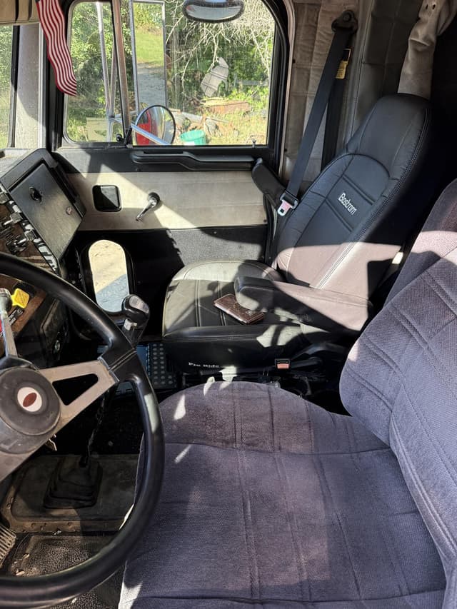 Image of Peterbilt 377 equipment image 4