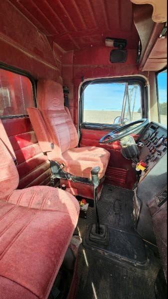 Image of Peterbilt 377 equipment image 3