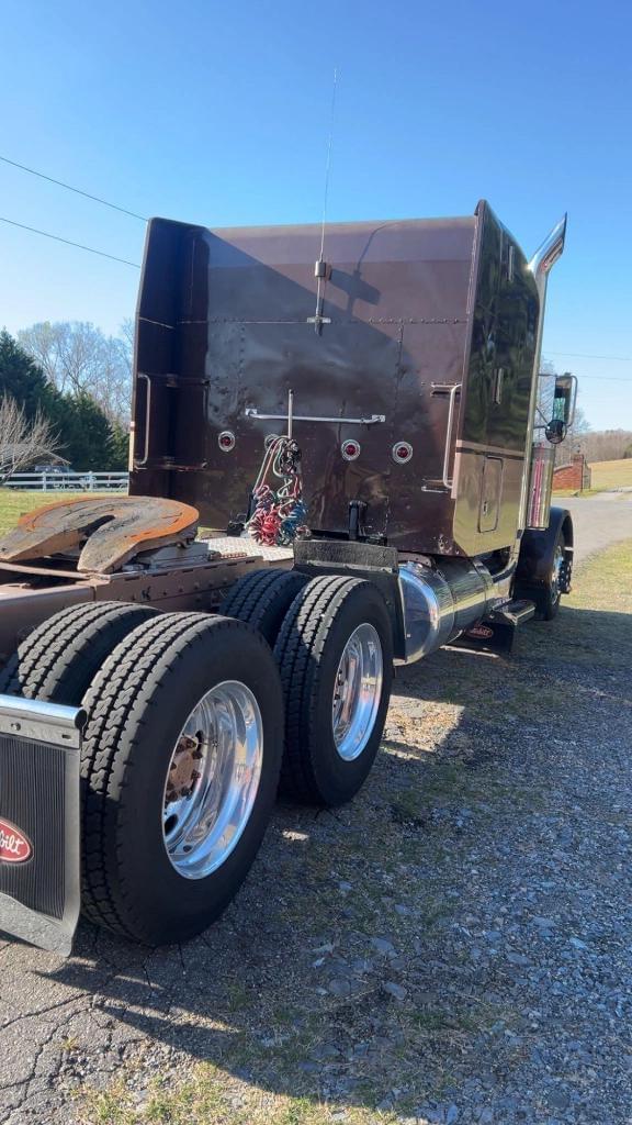 Image of Peterbilt 379 equipment image 2