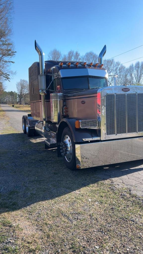 Image of Peterbilt 379 equipment image 1
