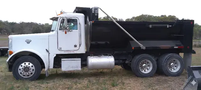 Image of Peterbilt 389 equipment image 4