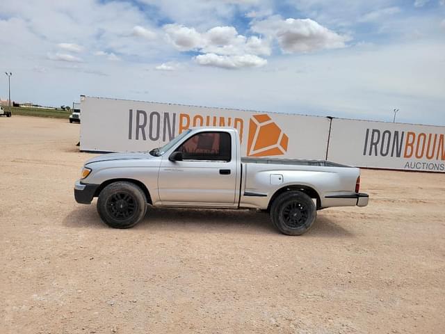 Image of Toyota Tacoma equipment image 1