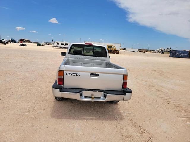 Image of Toyota Tacoma equipment image 3