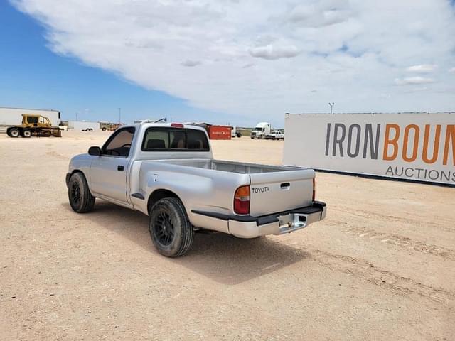 Image of Toyota Tacoma equipment image 2