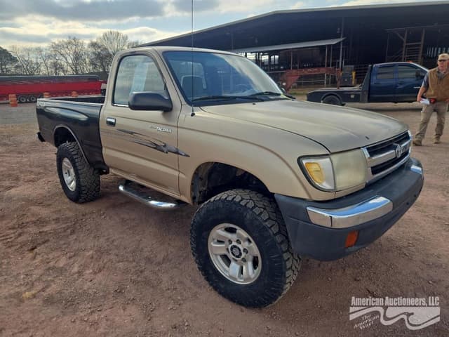 Image of Toyota Tacoma equipment image 2