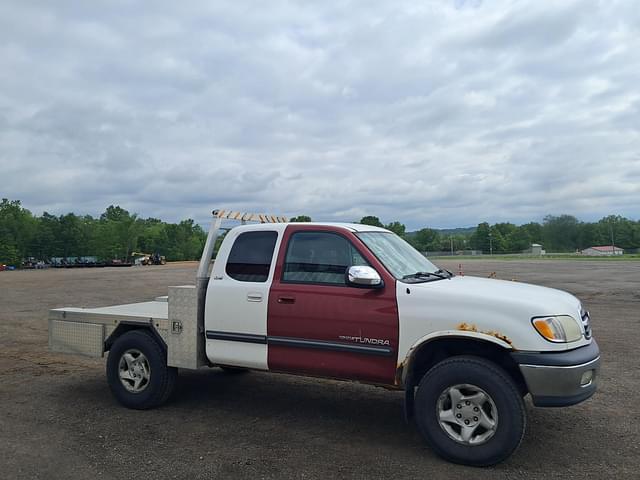 Image of Toyota Tundra SR5 equipment image 1