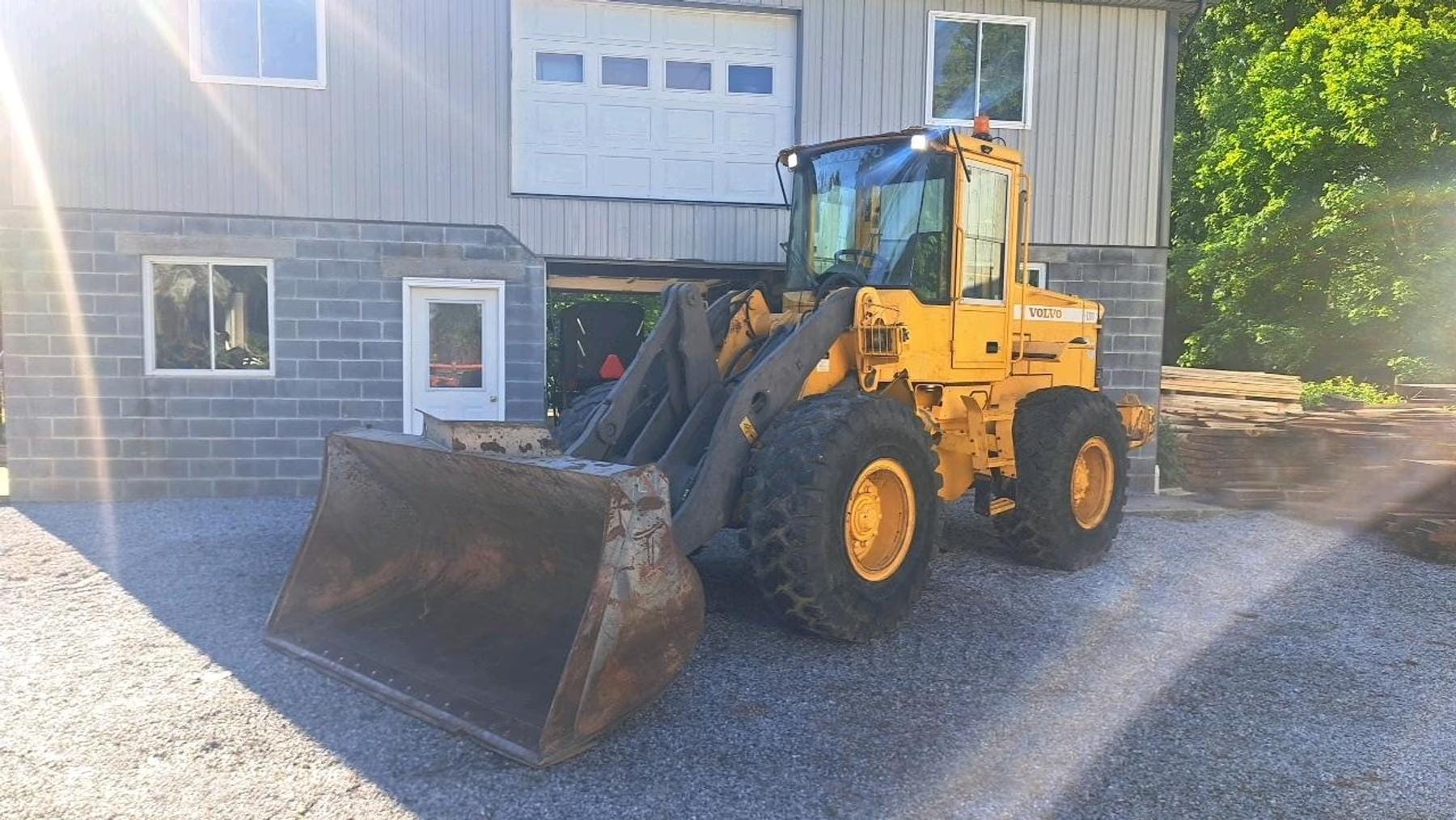 2000 Volvo L70D Equipment Image0