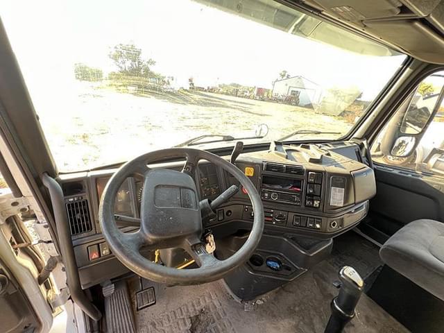 Image of Volvo VNL equipment image 4