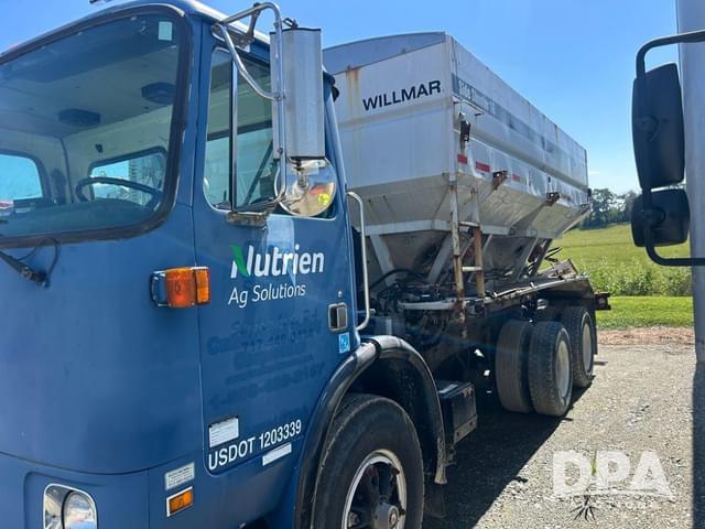 Image of Volvo VNL64T equipment image 1