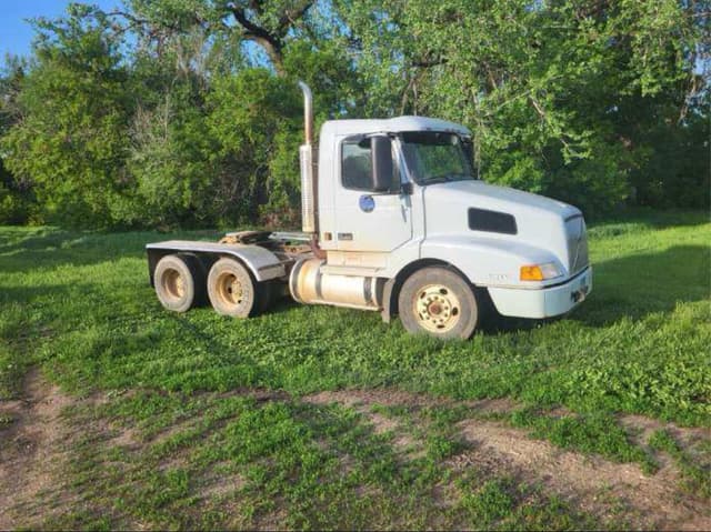 Image of Volvo VNL64T300 equipment image 4