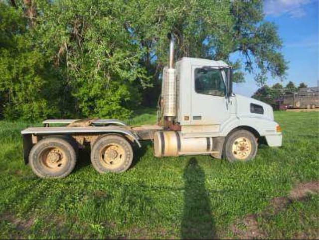 Image of Volvo VNL64T300 equipment image 1