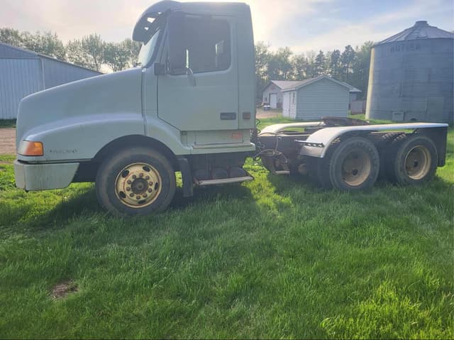 Image of Volvo VNL64T300 equipment image 3