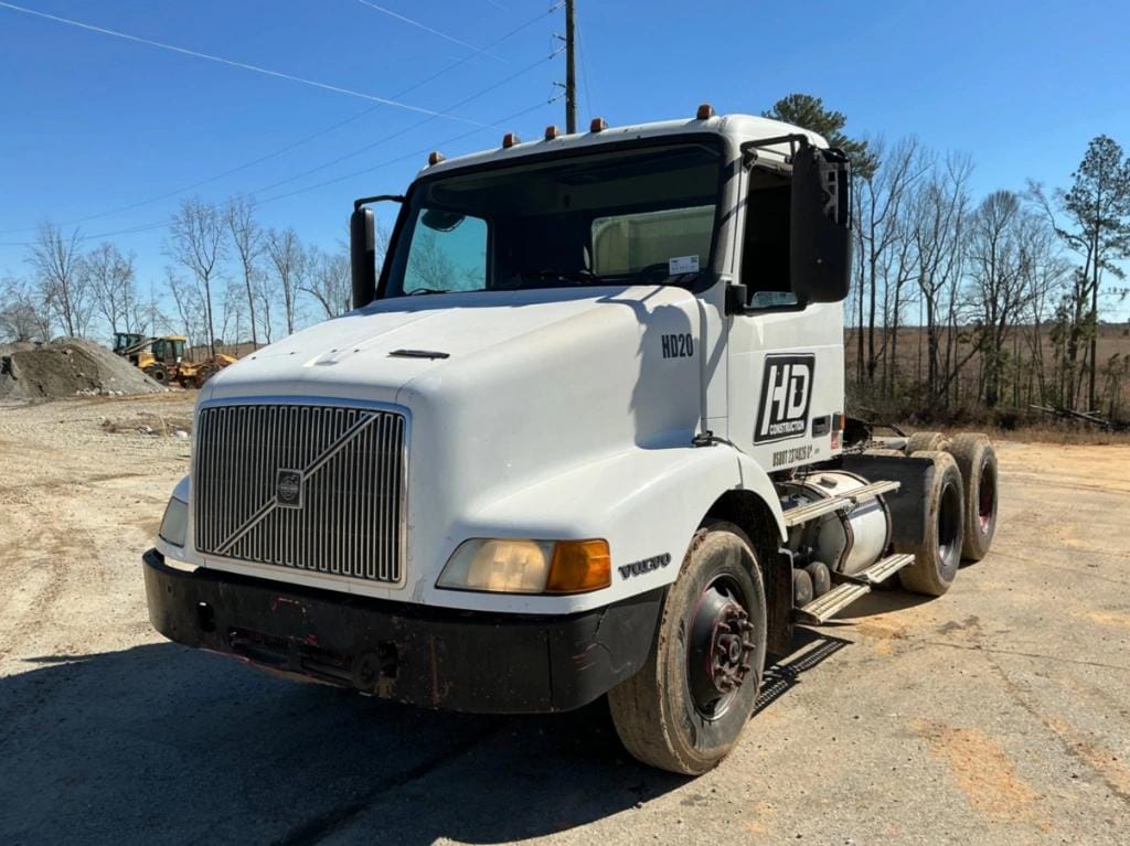 2000 Volvo VNM Equipment Image0