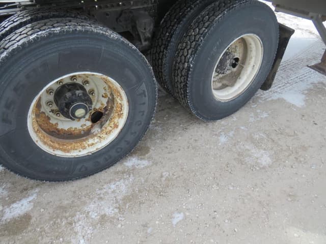 Image of Volvo VNM64T200 equipment image 2