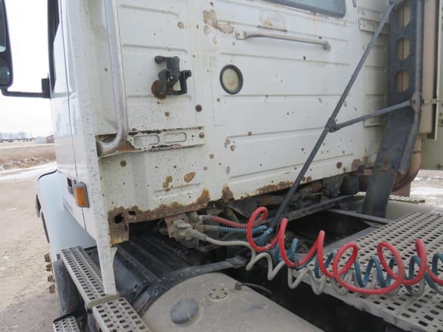 Image of Volvo VNM64T200 equipment image 4