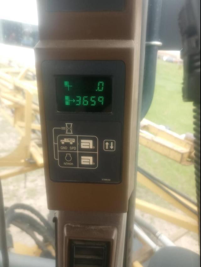 Image of Ag-Chem RoGator 854 equipment image 4