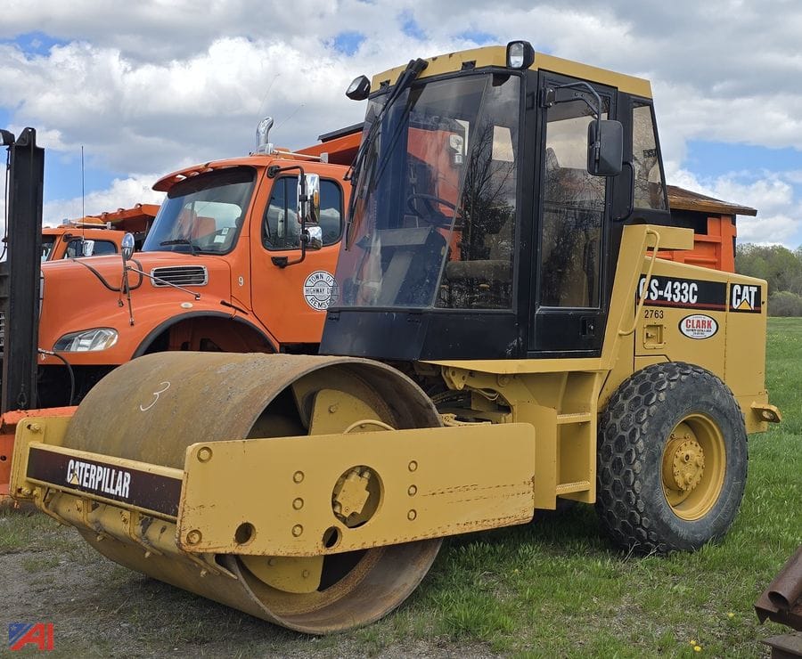 2001 Caterpillar CS-433C Equipment Image0