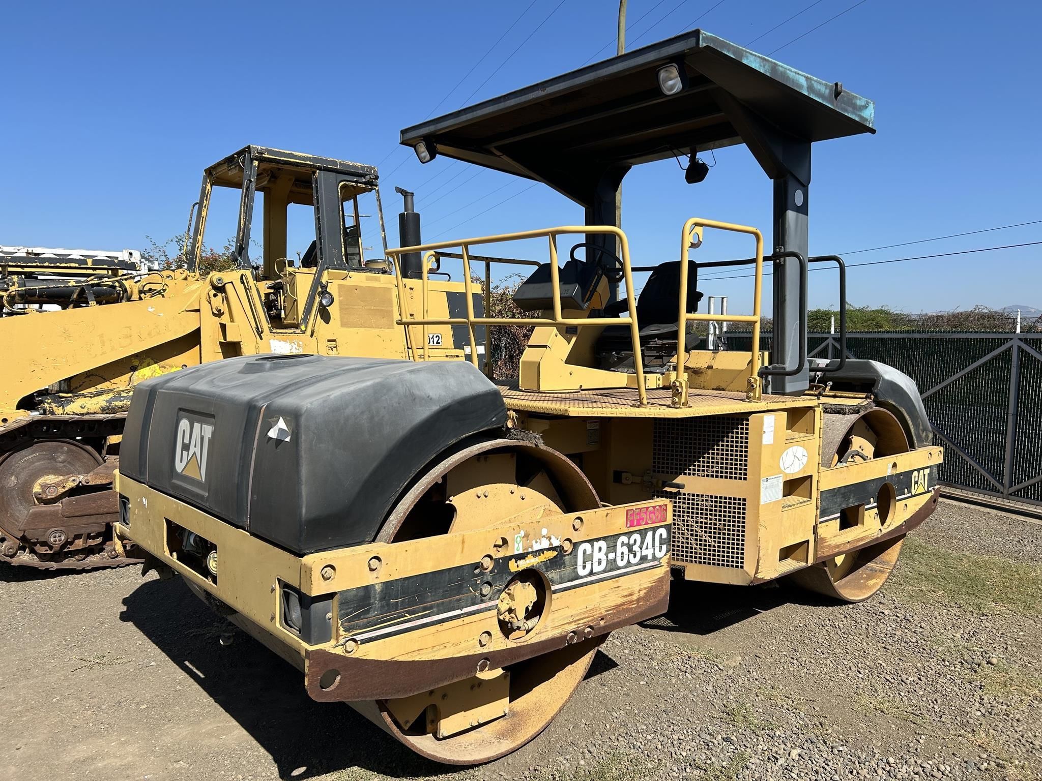 2001 Caterpillar CB-634C Equipment Image0