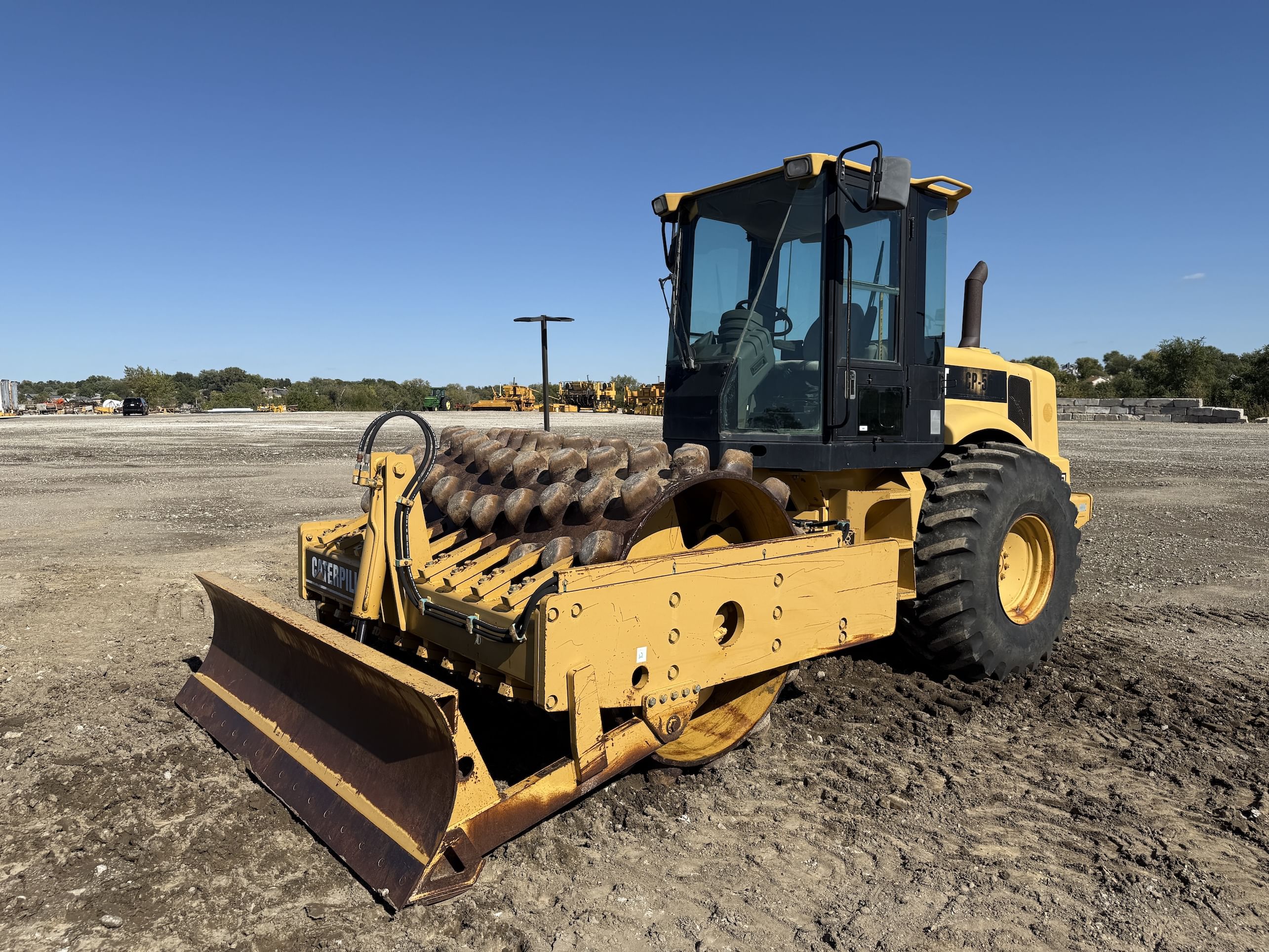 2001 Caterpillar CP-563D Equipment Image0
